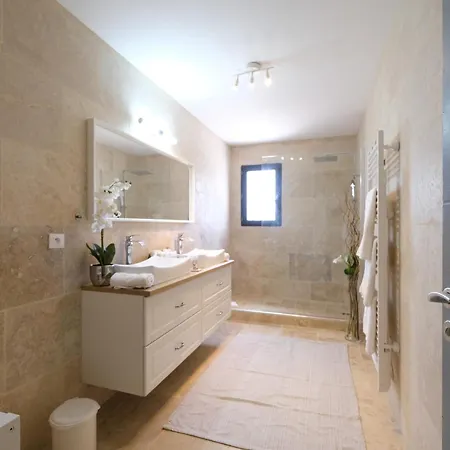 Camargue Family Retreat: Charming House With Pool Near Center Arles