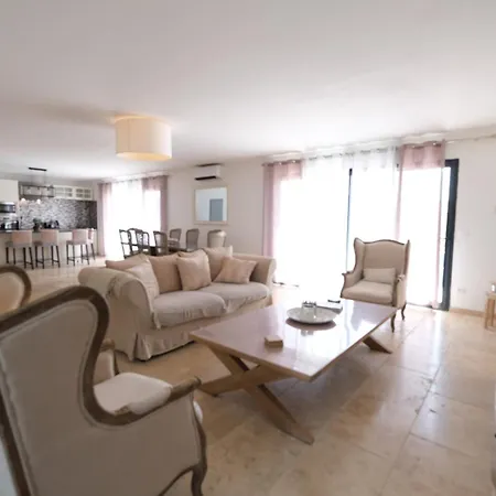 Camargue Family Retreat: Charming House With Pool Near Center * Arles