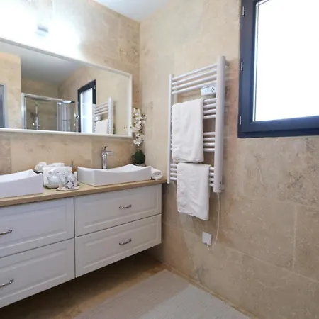 Villa Camargue Family Retreat: Charming House With Pool Near Center Arles