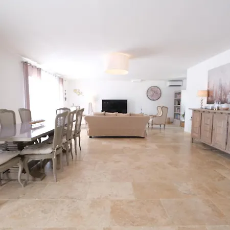 Camargue Family Retreat: Charming House With Pool Near Center Arles