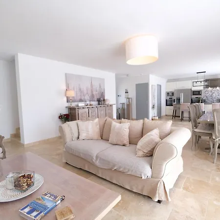 Camargue Family Retreat: Charming House With Pool Near Center * Arles