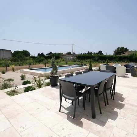 Camargue Family Retreat: Charming House With Pool Near Center
