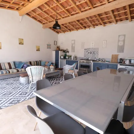 Camargue Family Retreat: Charming House With Pool Near Center Villa