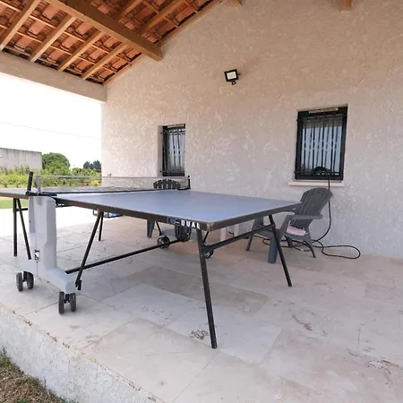 Villa Camargue Family Retreat: Charming House With Pool Near Center