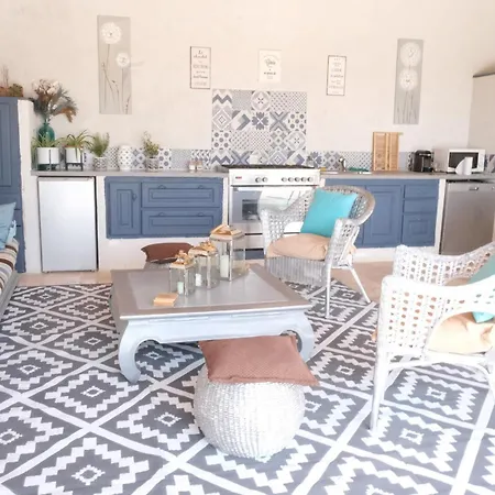 Villa Camargue Family Retreat: Charming House With Pool Near Center *