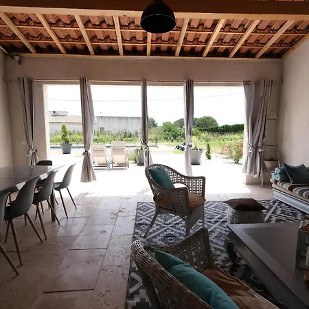 Villa Camargue Family Retreat: Charming House With Pool Near Center Arles