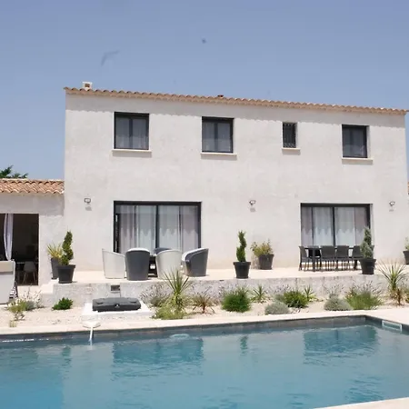 Camargue Family Retreat: Charming House With Pool Near Center *