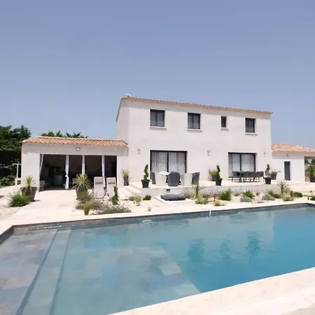 Camargue Family Retreat: Charming House With Pool Near Center
